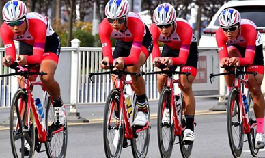 “家门口”的体育盛宴!自行车选手洛宁赛车技