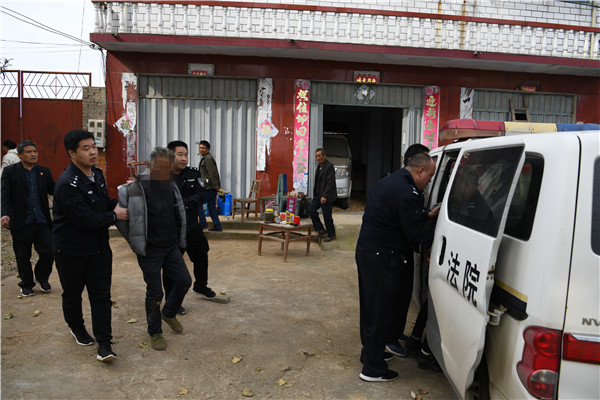 唐河县法院强制执行一起土地承包合同纠纷案