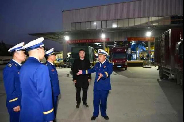 南阳市消防救援支队开展仓储物流企业消防安全夜查行动