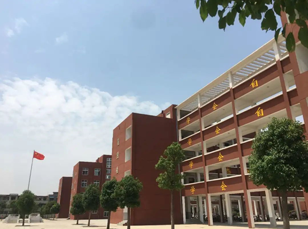 邓州市解放商城学校：着眼实处抖精神 立足三年创名校