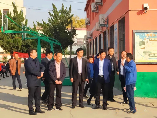 邓州市市长邓俊峰深入龙堰中小学考察项目建设工作