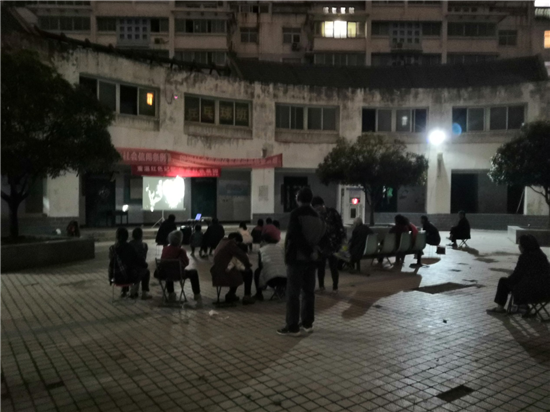 《上甘岭》带郑州市南阳路街道西彩社区居民 重温了那段峥嵘岁月