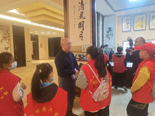 中华校园小记者探访粤海艺术长廊