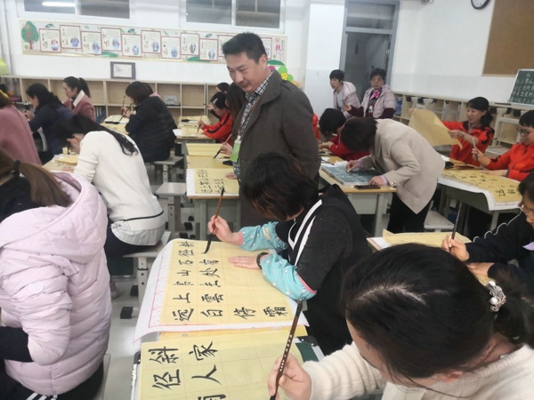 一笔一划写好字，一撇一捺浸书香 ――郑州高新区五龙口小学开展教师基本功成果展示活动     