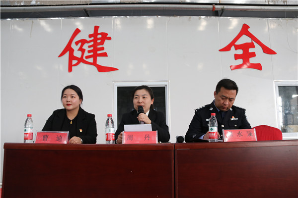 南阳市宛城法院法官周丹到豫阳外国语学校送法授课