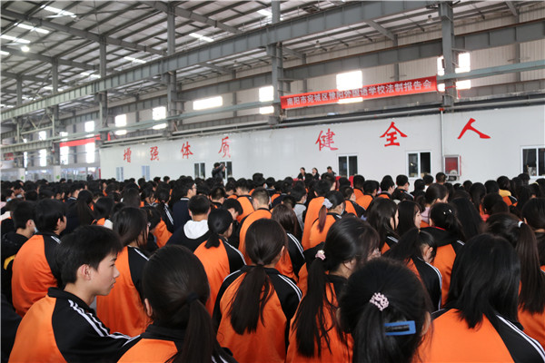 南阳市宛城法院法官周丹到豫阳外国语学校送法授课