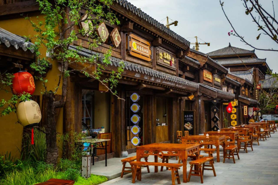 郑州绿地溱水小镇游玩攻略：主题街区、地道美食，穿汉服一秒“穿越”！