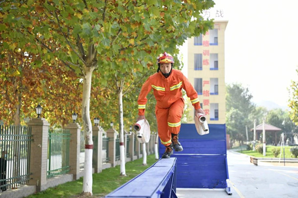 无悔入红门 百战炼成钢——记全国119消防先进个人肖允