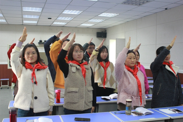 郑州管城区南学街小学举行少先队标志礼仪基本规范培训活动