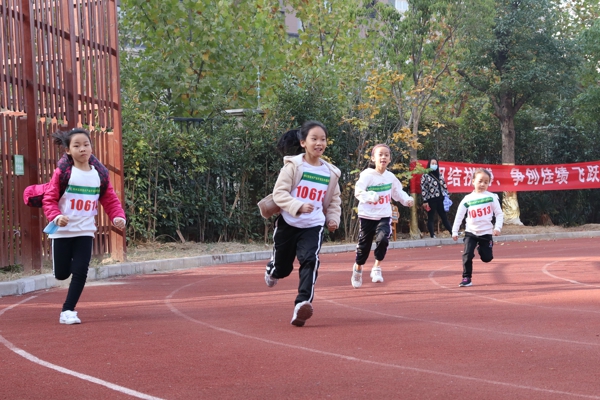 挑战吉尼斯，相信我能行 ——郑州高新区外国语小学举行第四届“吉尼斯”体育文化节