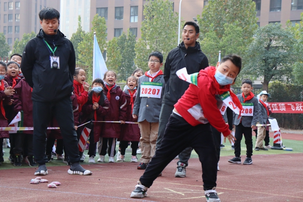 挑战吉尼斯，相信我能行 ——郑州高新区外国语小学举行第四届“吉尼斯”体育文化节