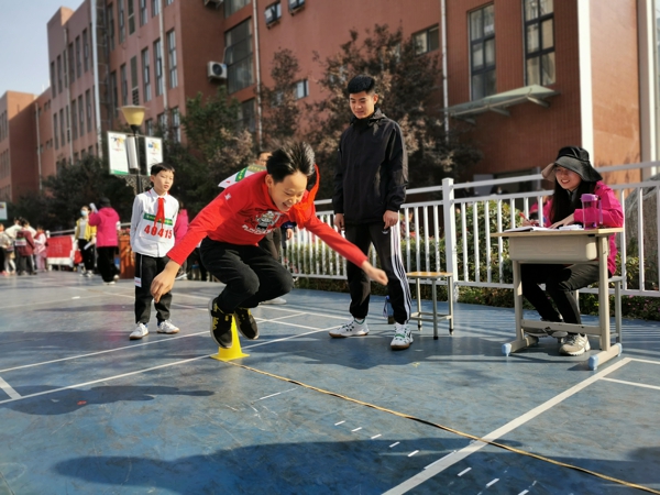 挑战吉尼斯，相信我能行 ——郑州高新区外国语小学举行第四届“吉尼斯”体育文化节