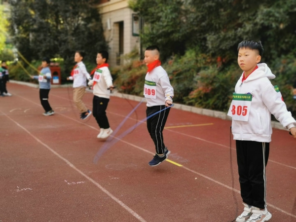 挑战吉尼斯，相信我能行 ——郑州高新区外国语小学举行第四届“吉尼斯”体育文化节