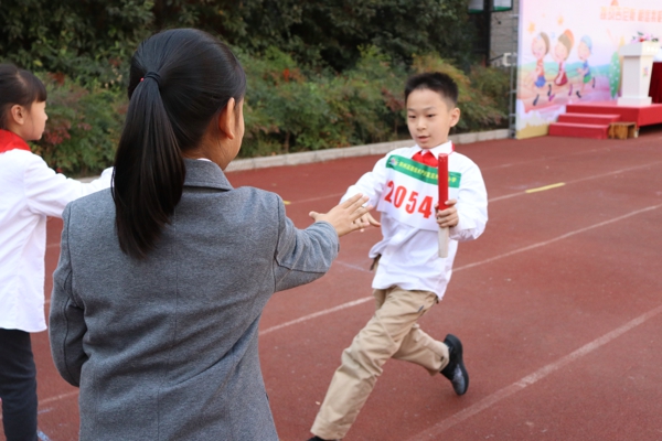 挑战吉尼斯，相信我能行 ——郑州高新区外国语小学举行第四届“吉尼斯”体育文化节