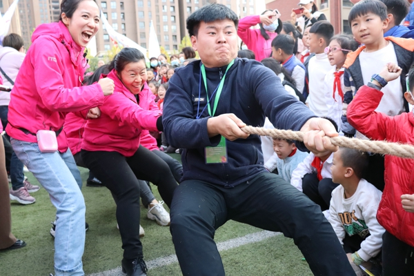 挑战吉尼斯，相信我能行 ——郑州高新区外国语小学举行第四届“吉尼斯”体育文化节