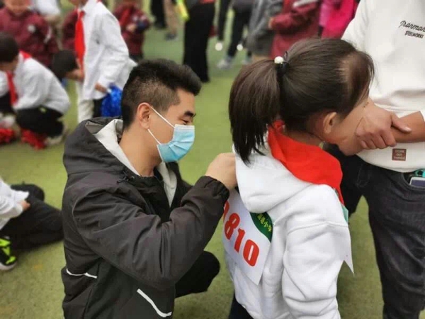 挑战吉尼斯，相信我能行 ——郑州高新区外国语小学举行第四届“吉尼斯”体育文化节