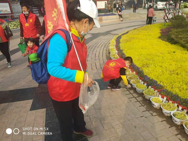 中华校园小记者携手郑州爱心志愿者联盟开展“文明城市守护者，争当城市环保小卫士””活动 