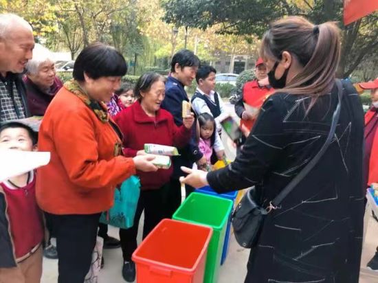 郑州国基路街道风雅颂社区开展“参与垃圾分类 保护地球家园  共创美好生活”垃圾分类主题宣传活动