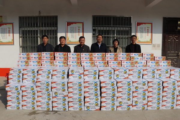 周口太康县民政局：五百余件火腿肠、牛奶送给贫困户