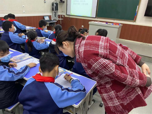 专家指导，引领提升——郑州管城区南学街小学召开市级课题中期汇报活动