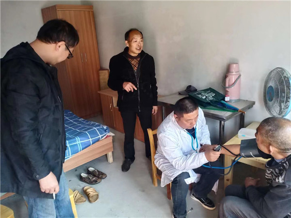 唐河县滨河街道：家庭签约医生为脱贫攻坚“保驾护航”