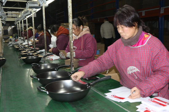 郏县：壮大铸铁锅产业 吸纳贫困户就业