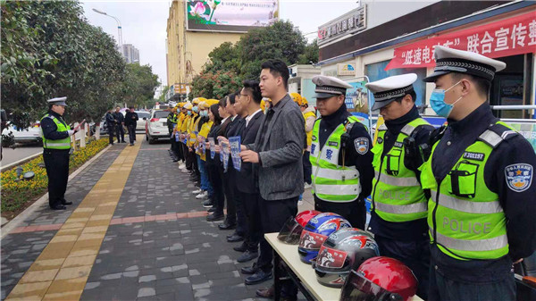 邓州市公安局交通管理大队开展交通秩序整治工作