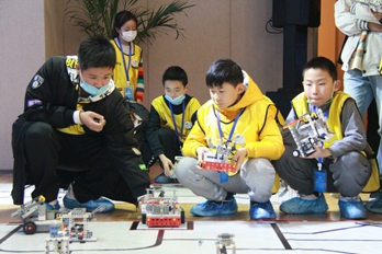 世界教育机器人大赛公开赛昨日在郑州举办