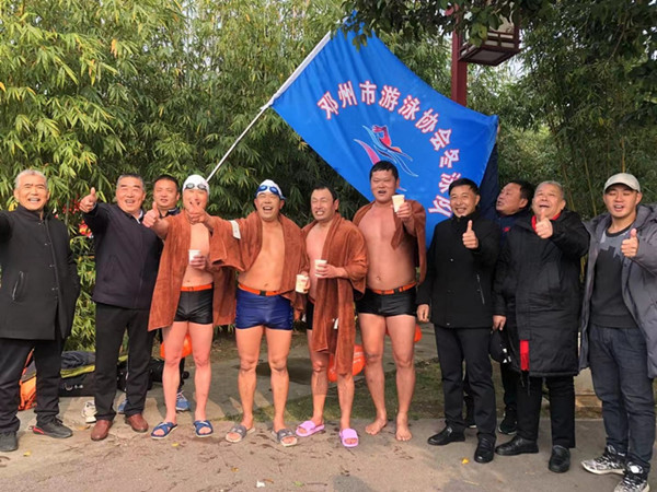 南阳首届冬泳邀请赛中邓州泳协代表队获殊荣