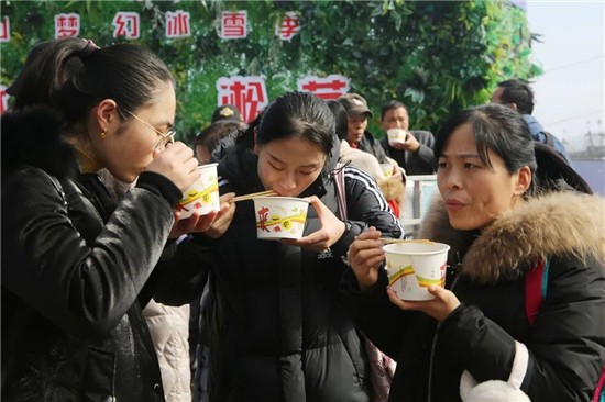 谁说“天下没有免费的午餐”？老君山从即日起为游客提供免费姜汤，豆腐汤啦！