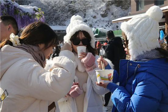 谁说“天下没有免费的午餐”？​老君山从即日起为游客提供免费姜汤，豆腐汤啦！