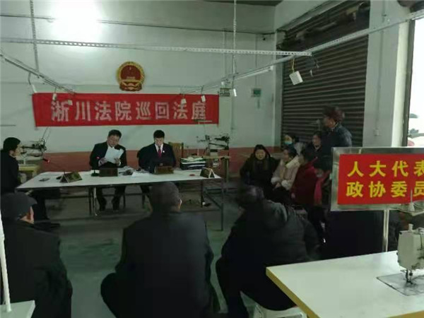 河南淅川：讨薪民工状告困境企业 巡回法庭调解“保”“稳”
