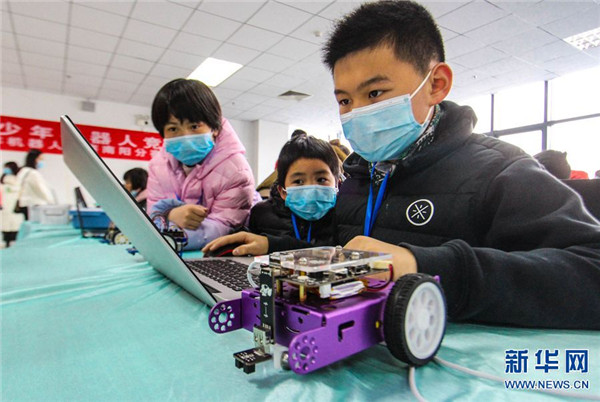 河南南阳：机器人大赛激发创造活力