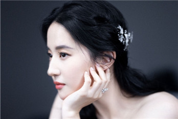 刘亦菲身穿抹胸礼服露出香肩锁骨 五官精致绝美仙气十足