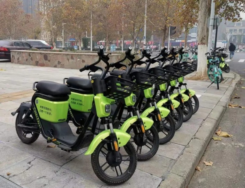 郑州高新区街头出现共享电动车 官方回应:违规投放