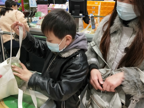 郑州市创新街小学团结路校区开展“抵制白色污染  爱我美好家园”主题活动
