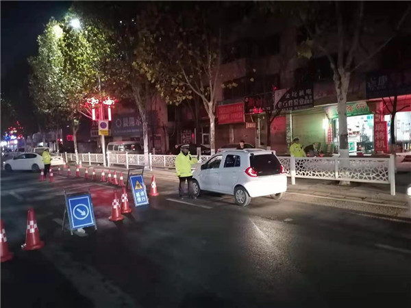 新野交警持续开展酒驾、醉驾查处行动，维护道路交通安全