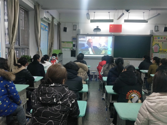 郑州市管城区南学街小学组织全体教师观看纪录片《为了和平》