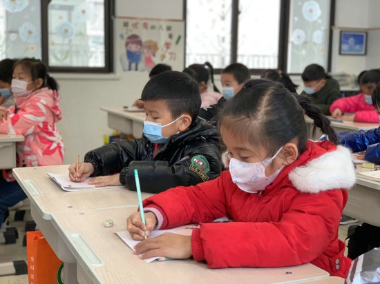 郑州市管城回族区创新街小学团结路校区开展“汉字之韵 始于你我”主题的一年级规范汉字书写大赛