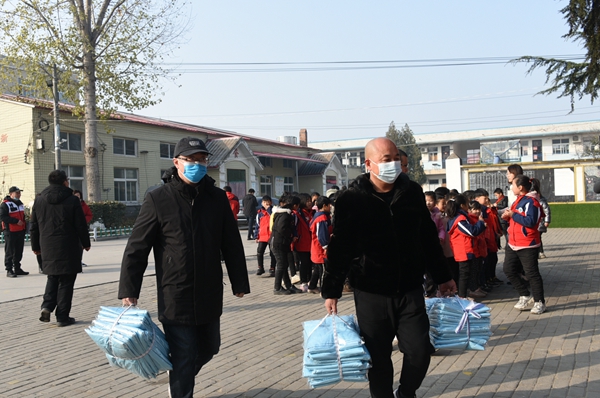 郑州爱心人士为中牟一乡村小学捐赠3万多元爱心物资