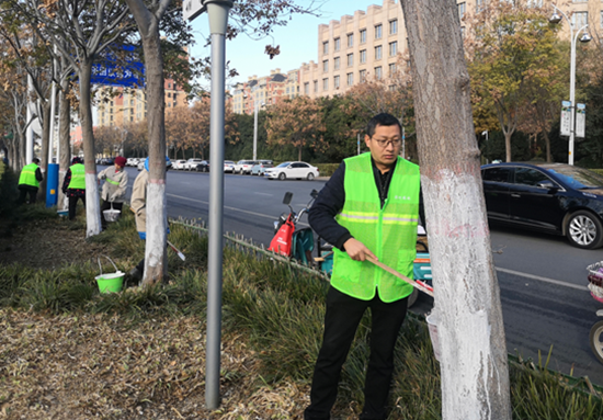 漯河市区树木穿上“白秋裤”防寒防虫好过冬