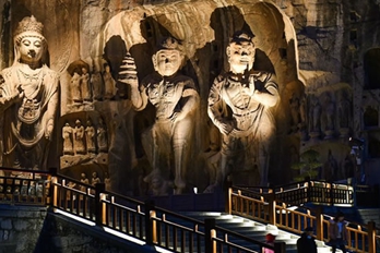 夜游龙门石窟 如梦似幻