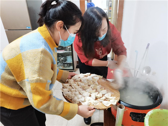 花园路街道省银行社区：巧手包饺子 温暖迎冬至