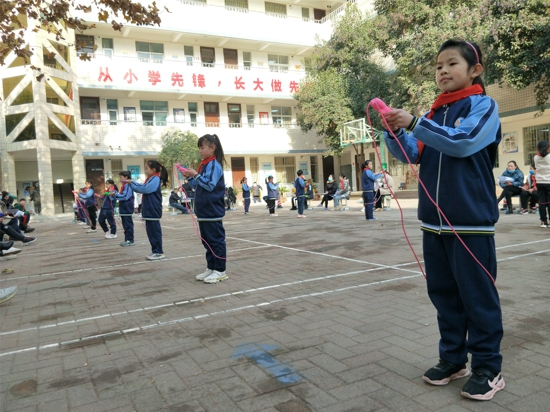 郑州市管城区南学街小学举行“彩绳飞扬 快乐童年”跳绳比赛