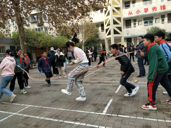 郑州市管城区南学街小学举行“彩绳飞扬 快乐童年”跳绳比赛