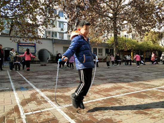 郑州市管城区南学街小学举行“彩绳飞扬 快乐童年”跳绳比赛