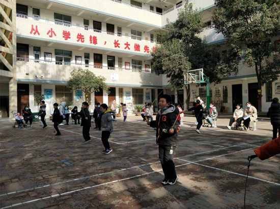 郑州市管城区南学街小学举行“彩绳飞扬 快乐童年”跳绳比赛