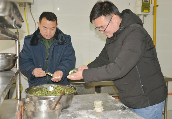 新蔡县检察院开展情暖冬至包饺子活动