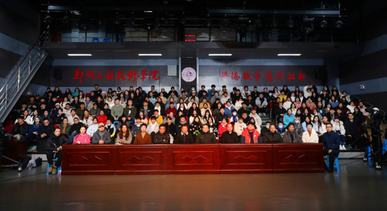 《长江图》导演杨超来郑州工程技术学院讲座并参加《好玩儿》栏目专访