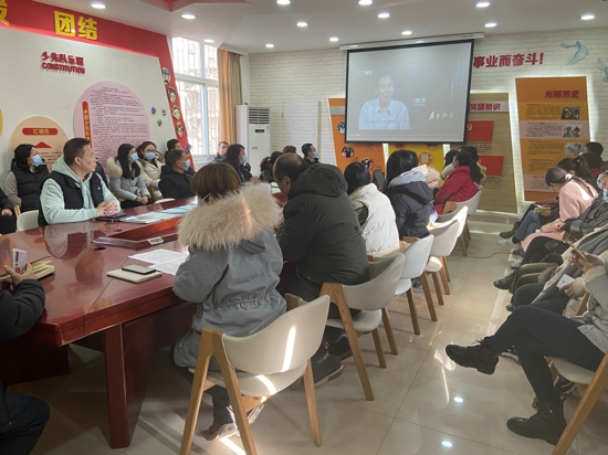 郑州市管城区南关小学组织全体教职工观看大型纪录片《为了和平》第五集《万众一心》
